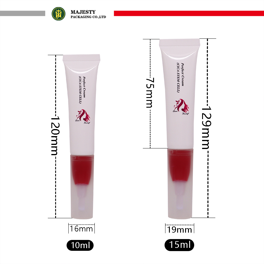 Augencreme aus der Tube auspressen